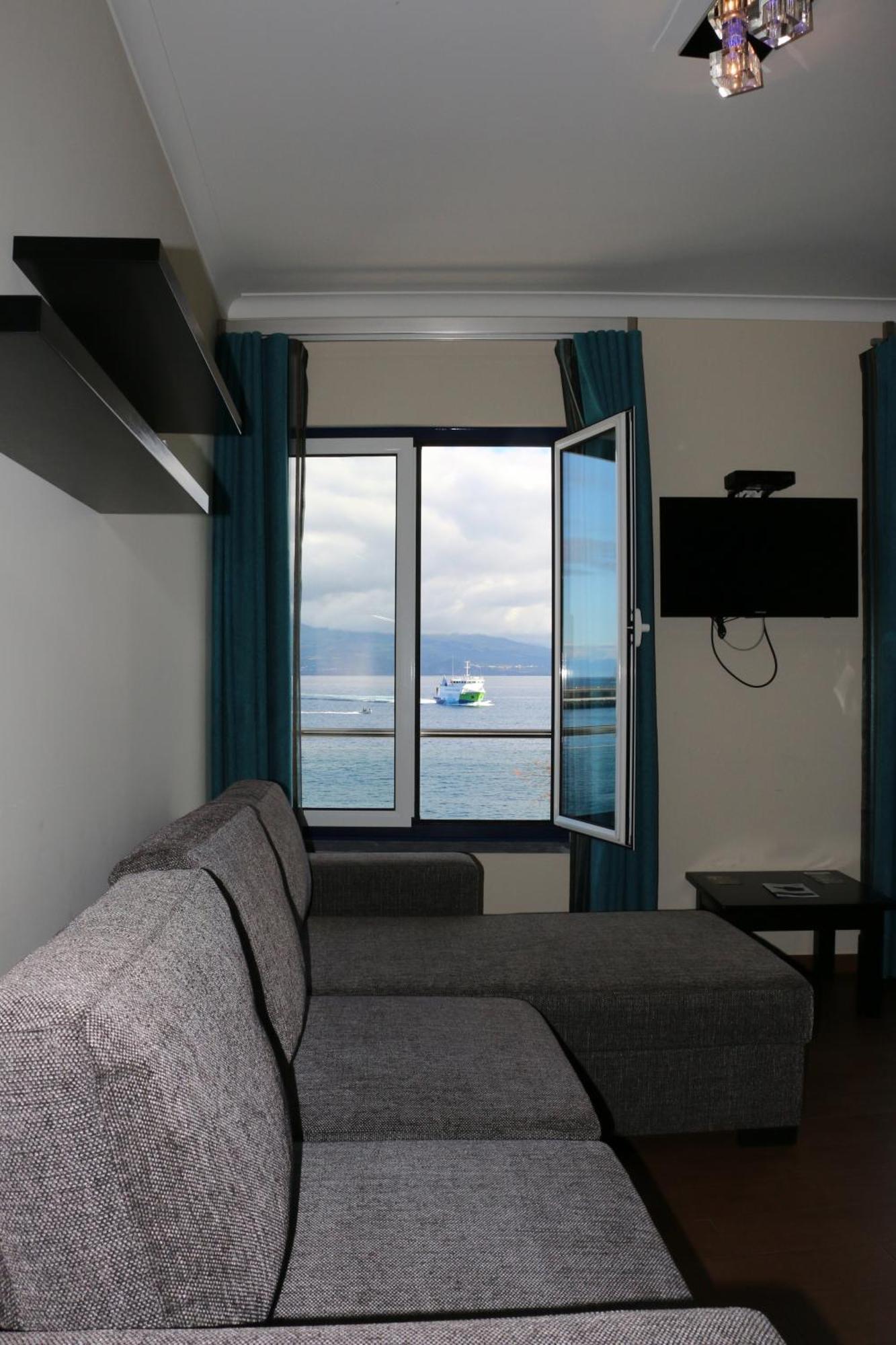 Apartamentos Kosmos Horta  Bilik gambar