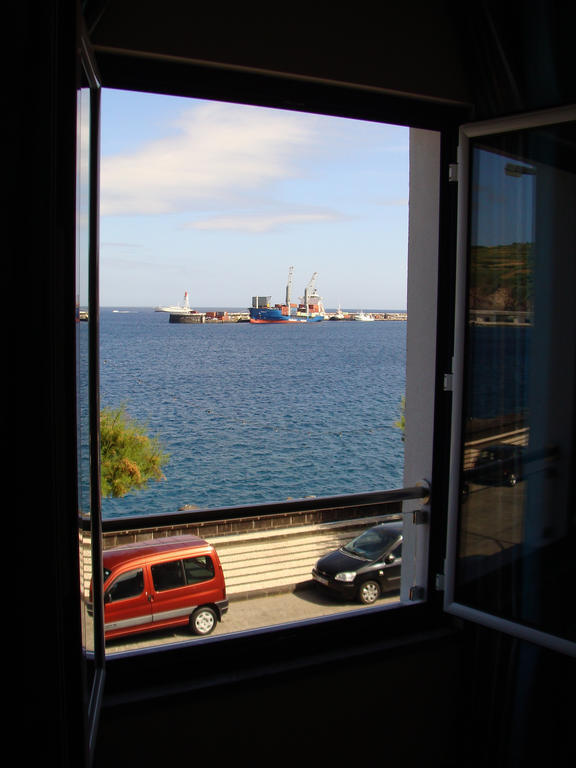 Apartamentos Kosmos Horta  Bilik gambar